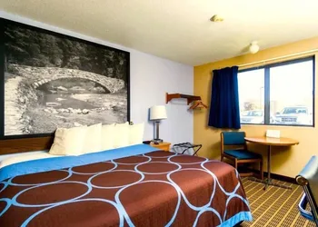 Super 8 by Wyndham Burlington hotel thumbnail 6