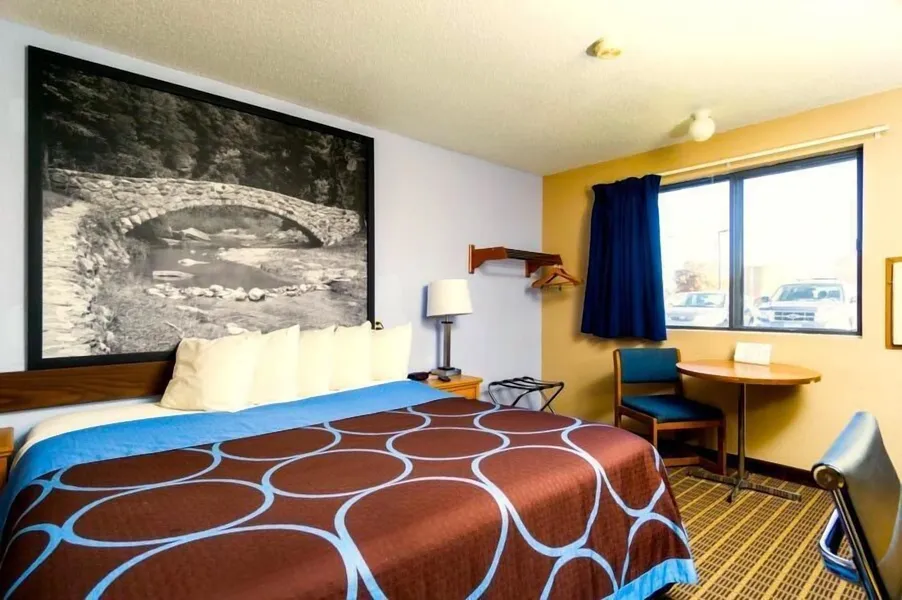 Super 8 by Wyndham Burlington hotel detail image 6