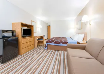 Super 8 by Wyndham Burlington hotel thumbnail 8