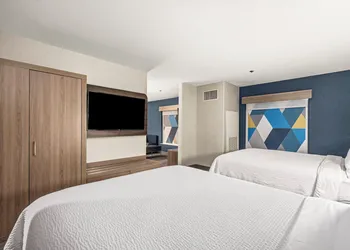 Holiday Inn Express Hotel & Suites Lincoln by IHG hotel thumbnail 3