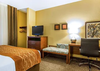 Comfort Suites Ramsey hotel thumbnail 4