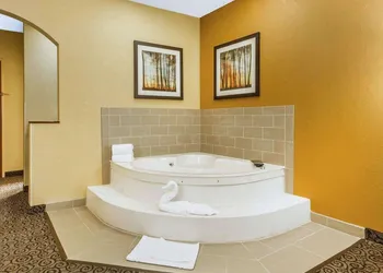 Comfort Suites Ramsey hotel thumbnail 5