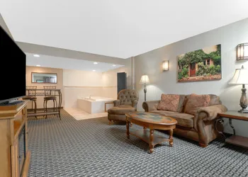 Howard Johnson by Wyndham Lima hotel thumbnail 7