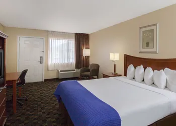 Days Inn by Wyndham Natchitoches hotel thumbnail 2