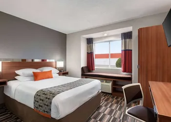 Microtel Inn & Suites by Wyndham Tifton hotel thumbnail 6