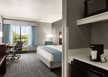 La Quinta Inn & Suites by Wyndham Dublin hotel thumbnail 6