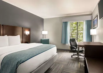 La Quinta Inn & Suites by Wyndham Dublin hotel thumbnail 8