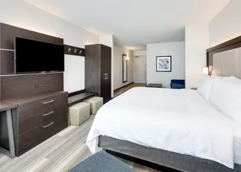 Holiday Inn Express & Suites Dublin by IHG hotel thumbnail 6