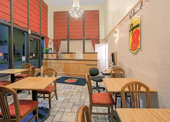 Super 8 by Wyndham Yreka hotel thumbnail 2