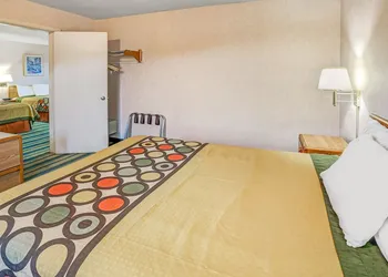 Super 8 by Wyndham Yreka hotel thumbnail 4