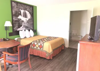 Super 8 by Wyndham Yreka hotel thumbnail 5