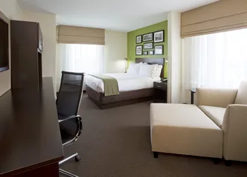 Holiday Inn Express Hotel & Suites Rogers by IHG hotel thumbnail 8