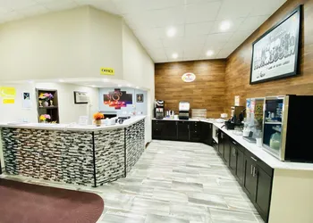 Super 8 by Wyndham Winona MN hotel thumbnail 2