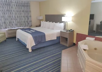 Days Inn by Wyndham Hinckley hotel thumbnail 8