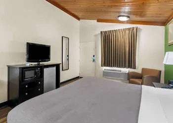 Quality Inn Tullahoma hotel thumbnail 7