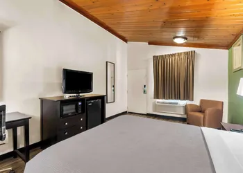 Quality Inn Tullahoma hotel thumbnail 8