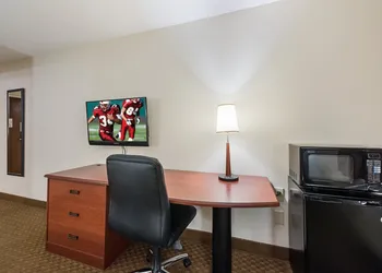 Red Roof Inn Etowah - Athens, TN hotel thumbnail 4
