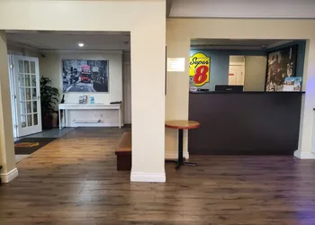 Super 8 by Wyndham Duncan hotel thumbnail 2