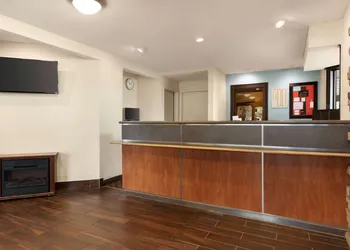 Super 8 by Wyndham Findlay hotel thumbnail 2