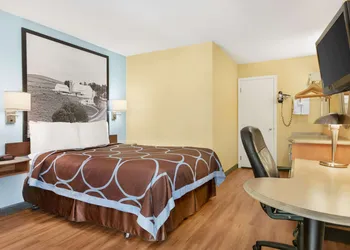 Super 8 by Wyndham Findlay hotel thumbnail 3