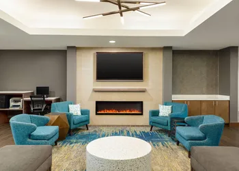 La Quinta Inn & Suites by Wyndham Shawnee hotel thumbnail 2