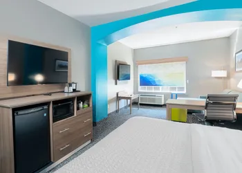 La Quinta Inn & Suites by Wyndham Shawnee hotel thumbnail 5