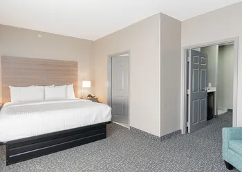 La Quinta Inn & Suites by Wyndham Shawnee hotel thumbnail 6