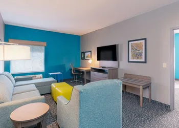La Quinta Inn & Suites by Wyndham Shawnee hotel thumbnail 7