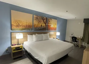 Days Inn by Wyndham Shawnee hotel thumbnail 7