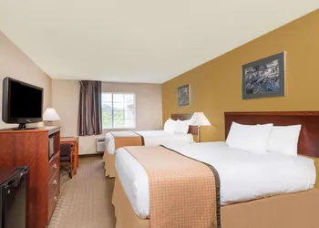 Days Inn by Wyndham Norton hotel thumbnail 3