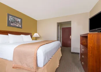 Days Inn by Wyndham Norton hotel thumbnail 4