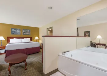 Days Inn by Wyndham Norton hotel thumbnail 6