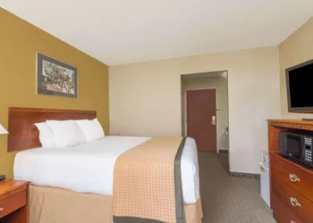 Days Inn by Wyndham Norton hotel thumbnail 7