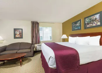 Days Inn by Wyndham Norton hotel thumbnail 8