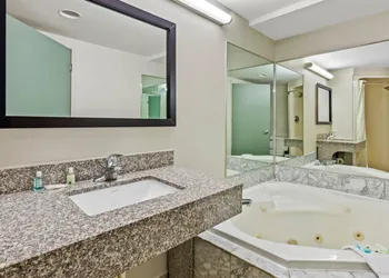 Quality Inn Hillsville hotel thumbnail 8