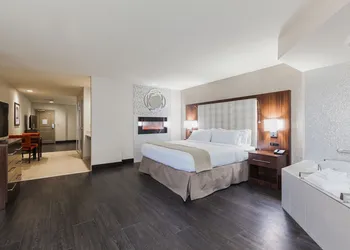 Holiday Inn Express & Suites Eureka by IHG hotel thumbnail 6