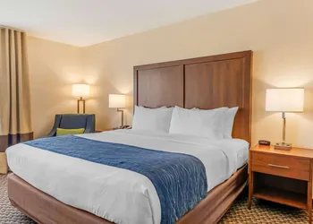 Comfort Inn & Suites near Route 66 hotel thumbnail 5