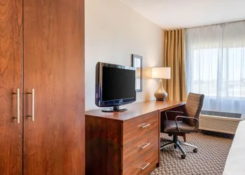 Comfort Inn & Suites near Route 66 hotel thumbnail 7