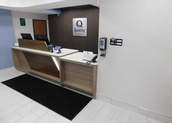 Quality Inn Pontiac hotel thumbnail 4