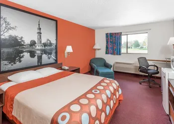 Super 8 by Wyndham Washington/Peoria Area hotel thumbnail 5