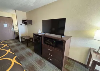 Super 8 by Wyndham Lincoln hotel thumbnail 3