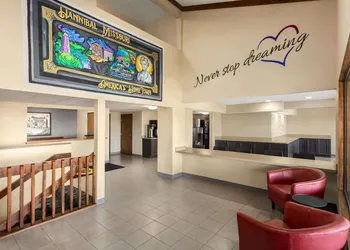 Super 8 by Wyndham Hannibal hotel thumbnail 2