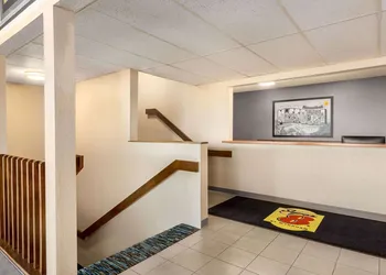 Super 8 by Wyndham Hannibal hotel thumbnail 4