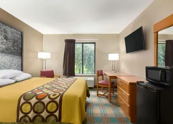 Super 8 by Wyndham Hannibal hotel thumbnail 5
