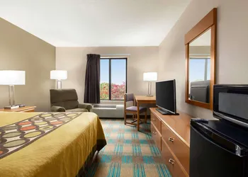 Super 8 by Wyndham Hannibal hotel thumbnail 8