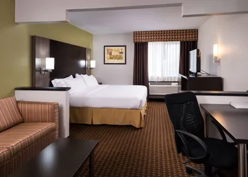 Holiday Inn Express & Suites Bucyrus by IHG hotel thumbnail 2
