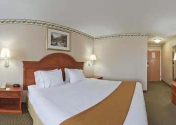 Holiday Inn Express Hotel & Suites Defiance by IHG hotel thumbnail 6