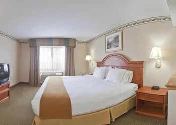 Holiday Inn Express Hotel & Suites Defiance by IHG hotel thumbnail 7