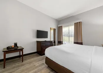 Comfort Suites Milledgeville hotel thumbnail 7