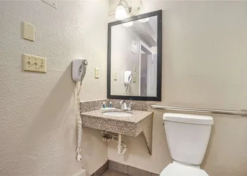 Rodeway Inn Grand Haven hotel thumbnail 8